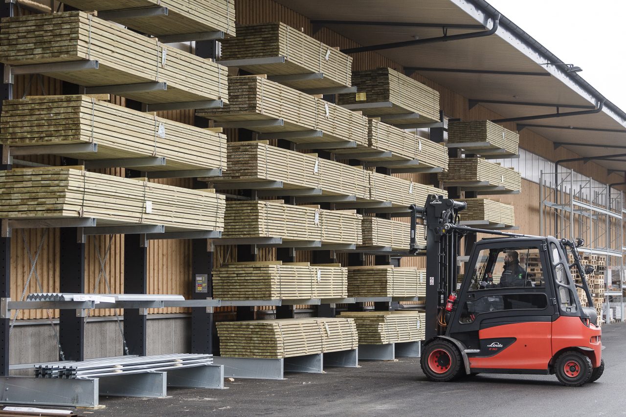 Greneroler som blir plukket opp av en gaffeltruck