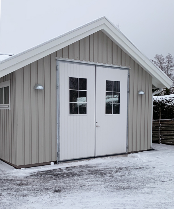Liten hvit slagport på en liten bygning